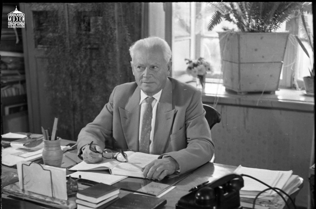 Водяницкий Владимир Алексеевич, профессор, директор Севастопольской биологической станции, в рабочем кабинете. 1965 г.jpg Водяницкий Владимир Алексеевич, профессор, директор Севастопольской биологической станции, в рабочем кабинете. 1965 г.jpg
