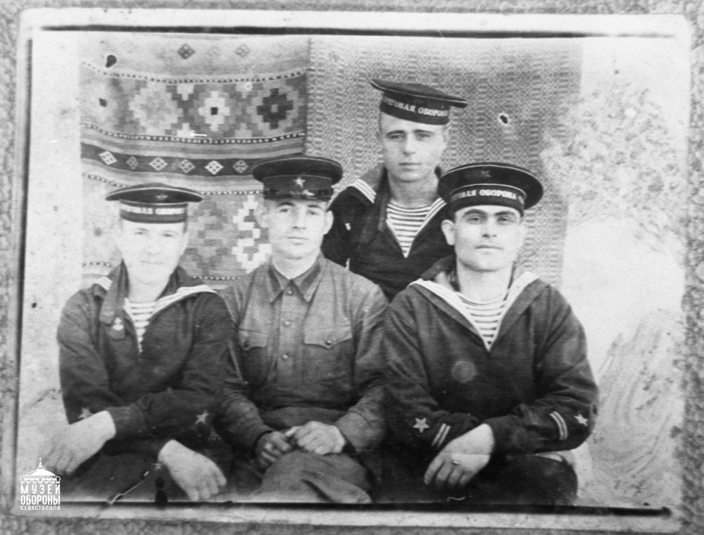 Военнослужащие 54-й батареи. 2-й справа - краснофлотец Ю.И. Стовбуров, электрик-прожекторист. 1941 г. nXpDrV8MBWJ-qbGHeYXFlG34RJdyIuMDZCBPdIorL_TmGqGf6mWr-ptdpTW_KymgHLzmZLeWK_DuFupVZ7j9CQrb.jpg