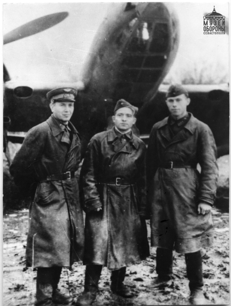 Лейтенант А.К. Кондрашин (в центре). 1942 г. Севастополь_1.jpg