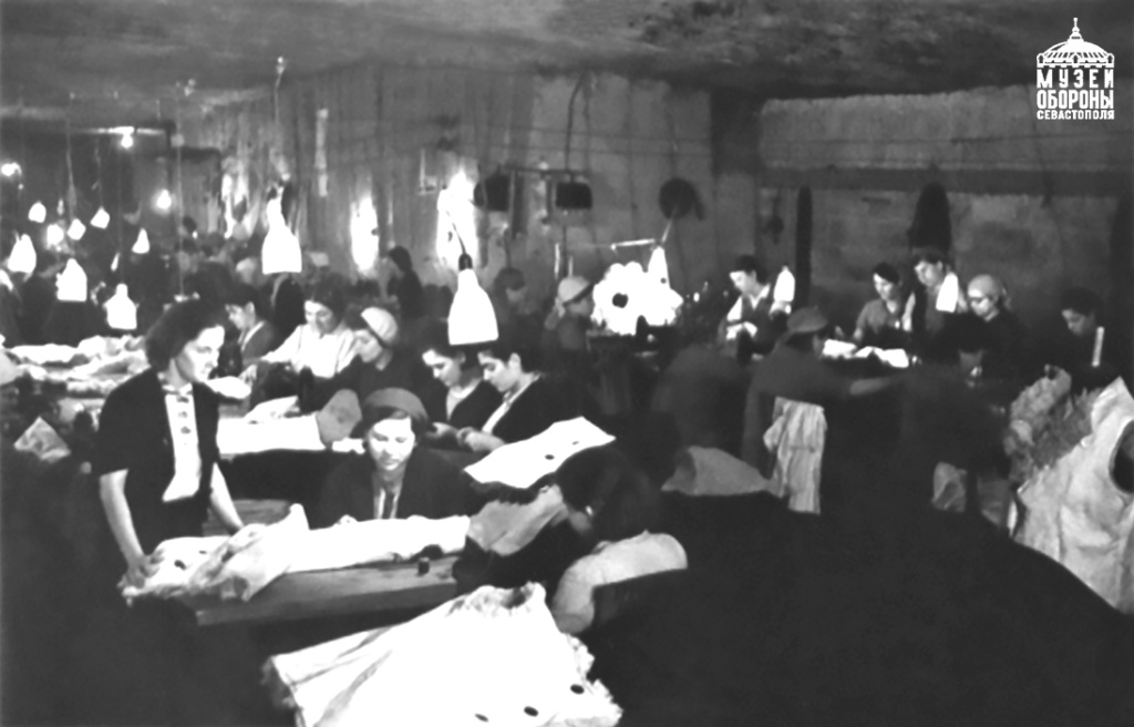 7.Работники Спецкомбината №2. Инкерманские штольни. 1942 г..jpg 7.Работники Спецкомбината №2. Инкерманские штольни. 1942 г..jpg