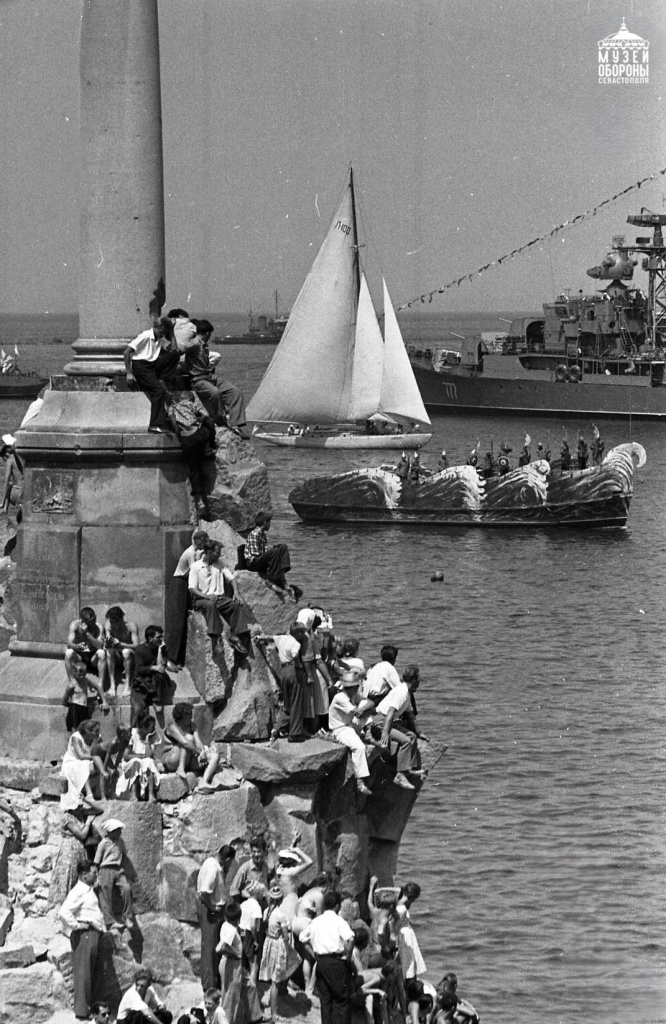 Водно-спортивный праздник в честь Дня ВМФ, 1961 г. Фото А. Соколенко. Aqw48n9g4EhG747CIBaguwk8x3NOihwuIgkgKV6uwjD2LTDw68HQbWux340NTPVKDBT8UDu_4Mje6xpEInipLLhZ.jpg