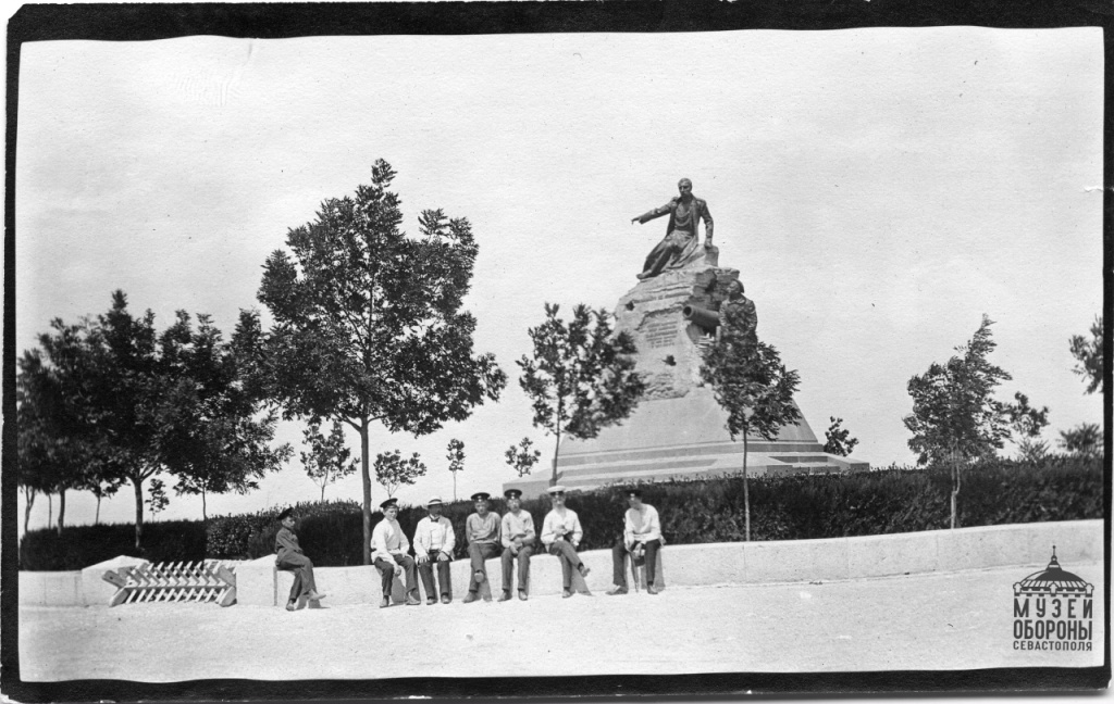 Памятник вице-адмиралу В.А. Корнилову на Малаховом кургане. Фото. 1910-е гг. orseqMs8So57rRV-hW8zSJcN9lD1jsJpE-1xvaxsoBxqf_StqLuEfs7sWpIizJ8OdpB15NkK54b5C0nbU4EKkrSS.jpg