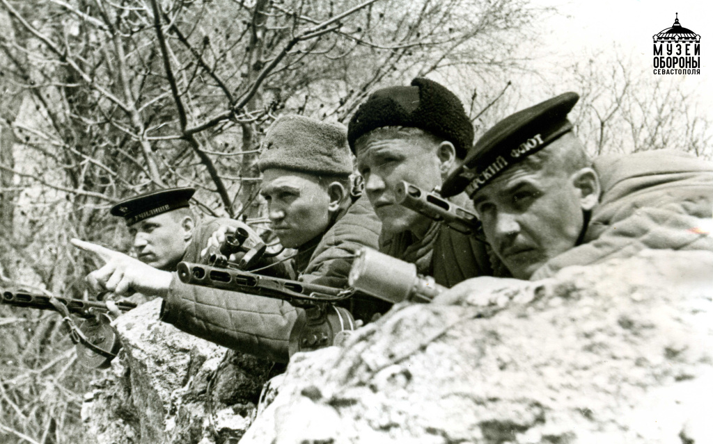12. Бойцы 7 бригады морской пехоты в засаде. Севастополь. 1941-1942.jpg 12. Бойцы 7 бригады морской пехоты в засаде. Севастополь. 1941-1942.jpg