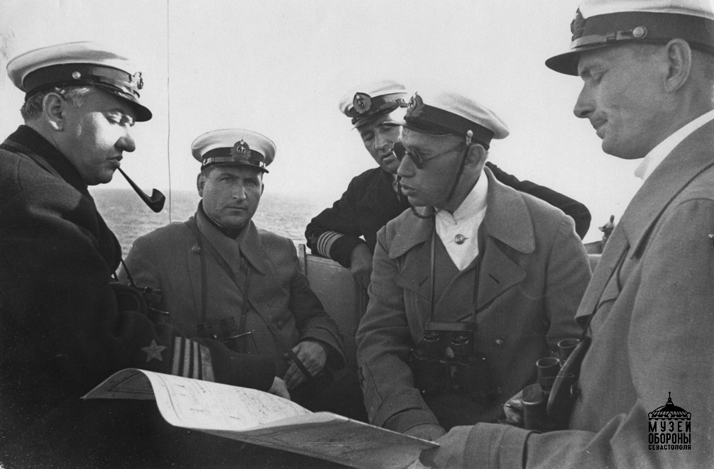 Командование ЧФ во время проведения больших флотских учений. 1935 г. В центре - флагман флота 2 ранга И.К. Кожанов, командующий ЧФ в 1931-1937 гг.