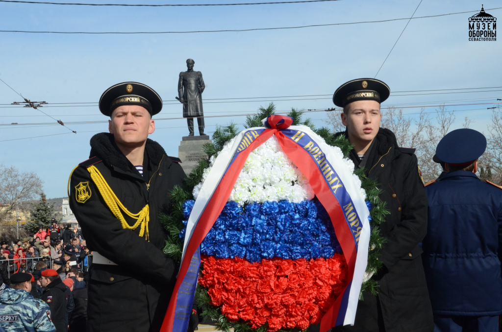День защитника Отечества. Возложение венка к мемориалу на пл. Нахимова. 2016 г. Фото Н. Табалы.JPG