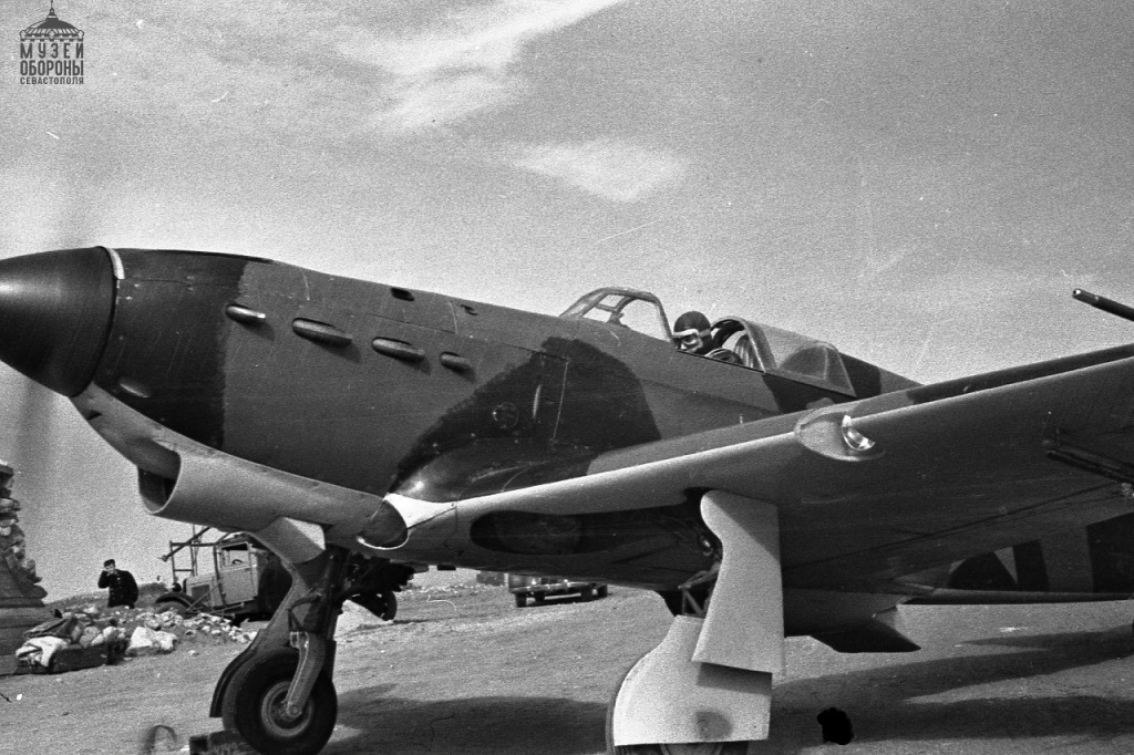 Генерал-майор Н.А. Остряков, в кабине своего самолета Як-1. 1942 г. Севастополь, аэродром «Херсонесский маяк» Kwt20HazVjz19fMxk91fwtrhLicaiXOsQ_7o8bIDFnVZGZ6aZGmBdvTs9mfFhNDZ8zK_fG81UmCueQP2_1ZHsjSt.jpg