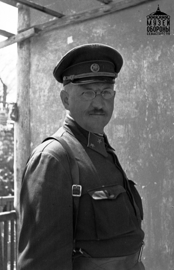 3. Генерал Петров И.Е., командующий Приморской армией. г. Севастополь. 1941 г..jpg 3. Генерал Петров И.Е., командующий Приморской армией. г. Севастополь. 1941 г..jpg