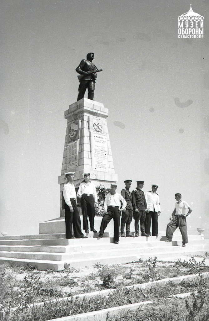 Моряки-черноморцы у братской могилы воинов 242-й стрелковой дивизии. Высота Безымянная над Балаклавой. 1950-е гг. Фото С. Муравьева.jpg