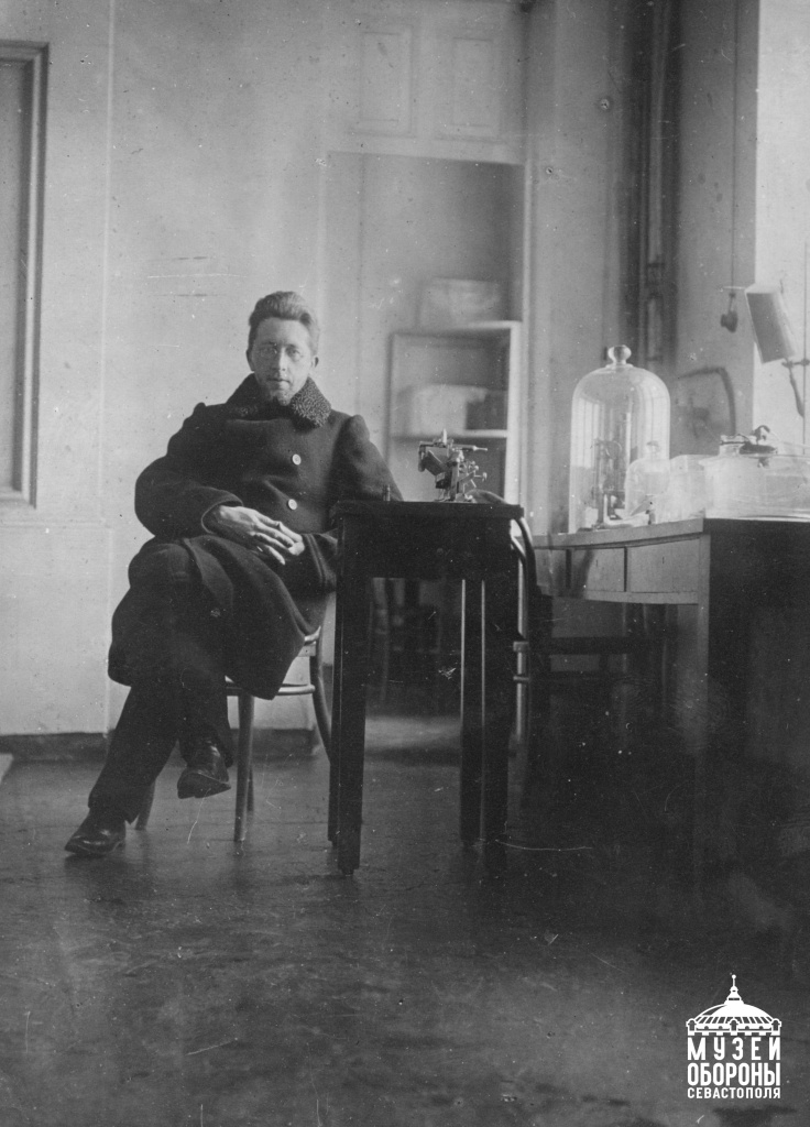 01 - А.А.Борисяк, ученый геолог и палеонтолог в лаборатории Севастопольской биологической станции. Начало XX в..jpg