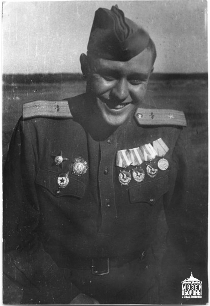 Гвардии капитан В.Ф. Анисов, командир авиаэскадрильи 76-го гвардейского штурмового авиаполка 1-й гвардейской штурмовой авиадивизии 8-ой воздушной армии. Июль 1944 г. Из фондов Музея-заповедника героической обороны и освобождения Севастополя KlL29FqKkWU-45vxjFPXDIIxc-Vt9tegElsSJy0VL6e8d8JH-0GzYxEOuCwE-7xhTLRgok-L2P57L_9otKysMqkR.jpg
