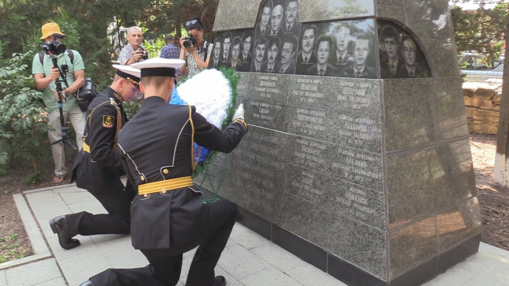 Возложение венка к мемориалу погибших подводников 2021 г. Фото.jpg
