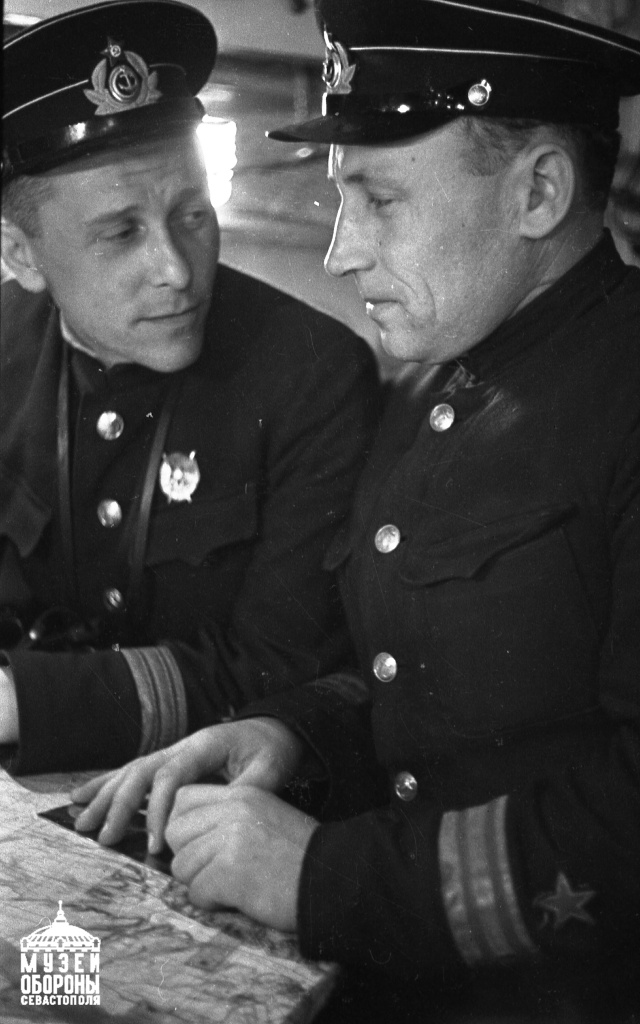 3. Майор Г.А. Александер, командир 30-й береговой батареи (слева), с военкомом батареи Е.К. Соловьевым на центральном посту. 1942 г. Севастополь.jpg