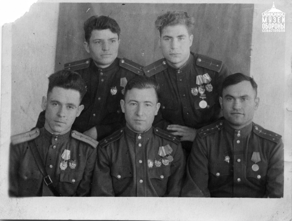 Летчики 807 штурмового авиаполка 206 штурмовой авиадивизии. В первом ряду слева направо: капитан Свертилов А.И., командир авиаэскадрильи (Герой Советского Союза с 23 февраля 1945 г.), ст. лейтенант Захаров М.К., начальник воздушно-стрелковой службы полка (Герой Советского Союза со 2 августа 1944 г.), капитан Федин П.Н., инженер полка. Во втором ряду: лейтенант Надеждин П.Ф., командир звена (Герой Советского Союза с 19 августа 1944 г., посмертно), мл. лейтенант Ляхов Я.Я. (Герой Советского Союза с 23 февраля 1945 г., посмертно). 18 февраля 1944 г. V2wH1WTLu0P1DLyxY5D_UoLdW8hADgk2IpOZSO29rWYSSPuW0sCFQPef8MUBsROpRxLYxKkNYmkghcoIqKYumw97.jpg