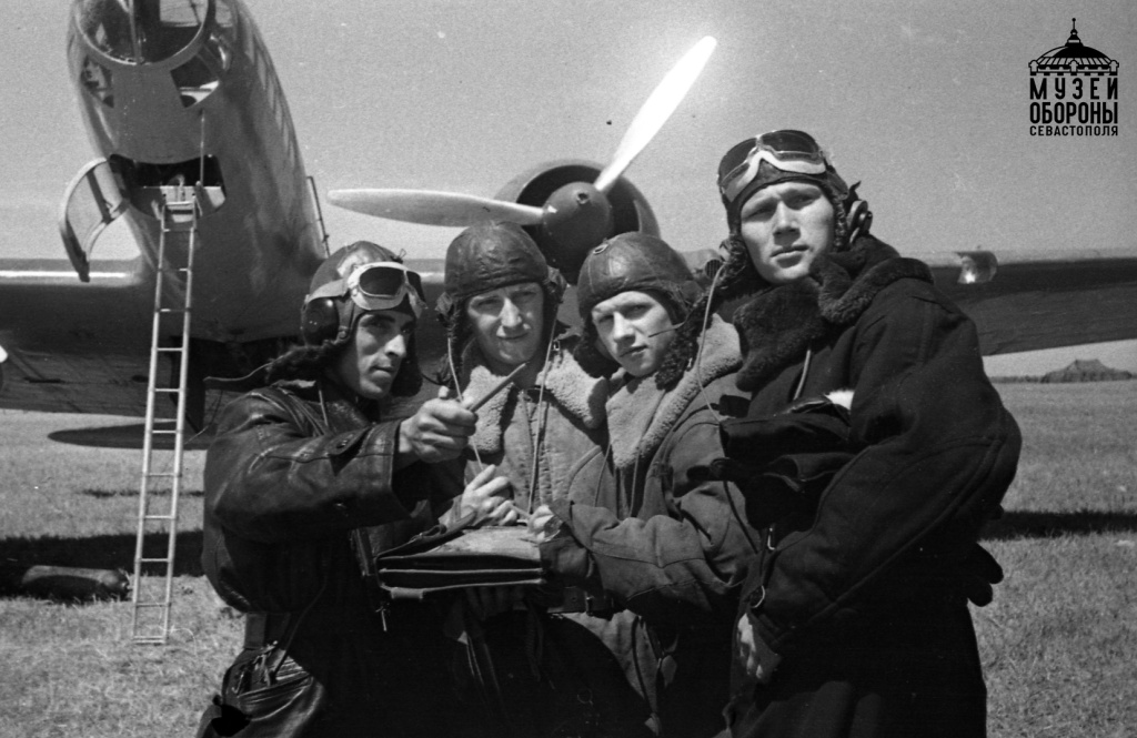 6. Летчики 2-го минно-торпедный авиаполка ВВС ЧФ перед вылетом. Севастополь. 1941-1942 гг..jpg 6. Летчики 2-го минно-торпедный авиаполка ВВС ЧФ перед вылетом. Севастополь. 1941-1942 гг..jpg